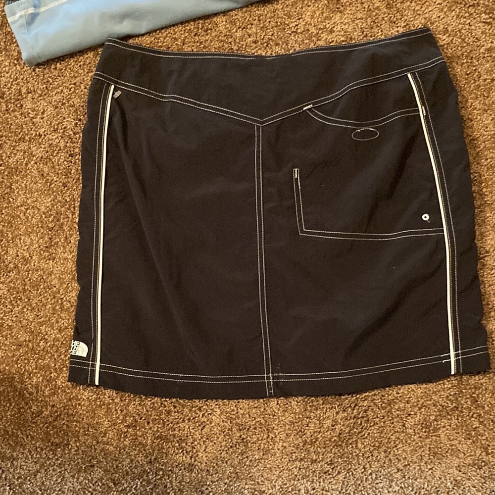 NORTH FACE 2 PIECE OUTFIT. NAVY AND MEDUIM BLUE. TOP IS A LARGE. SKIRT IS A 10 - Picture 6 of 8